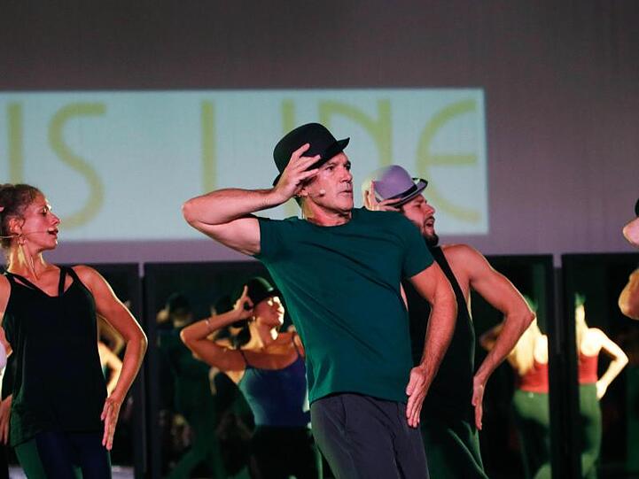 Antonio Banderas (M) in einer Tanzszene des Musicals "A Chorus Line" (2019).