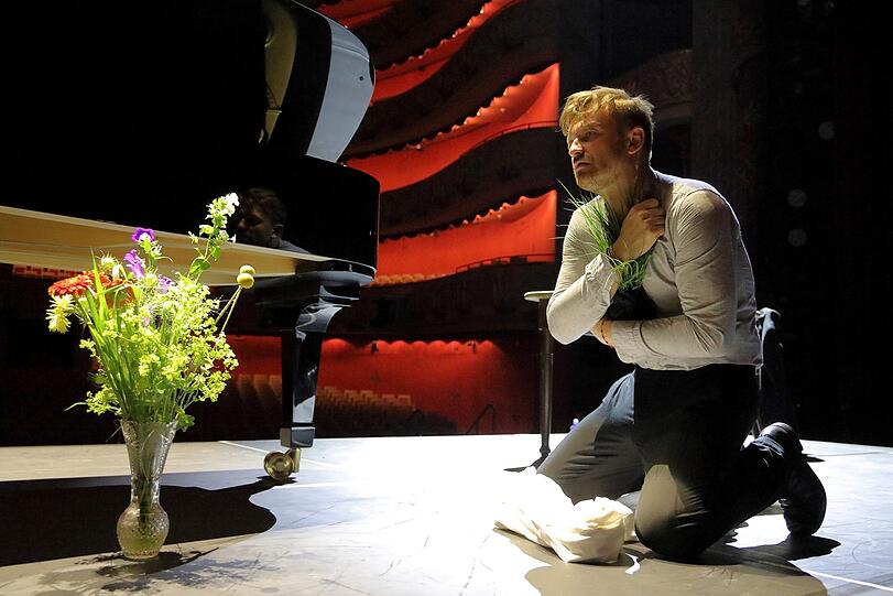 Ein quälender Entscheidungsprozess: Pavol Breslik in Janáceks &bdquo;Tagebuch eines Verschollenen&ldquo; im Nationaltheater.