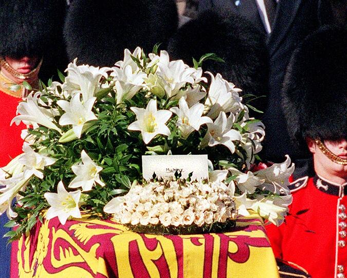 William und Harry steckten einen Brief an ihre geliebte "Mummy" in die Blumen am Sarg.