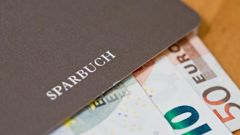 Nach Verivox-Daten verlangen aktuell 38 Institute Negativzinsen von Privatkunden. Nach Verivox-Daten verlangen aktuell 38 Institute Negativzinsen von Privatkunden.
