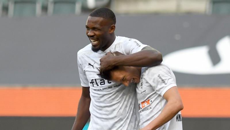 Mönchengladbachs Marcus Thuram (l) bejubelt sein Tor zum 2:0 mit Hannes Wolf.