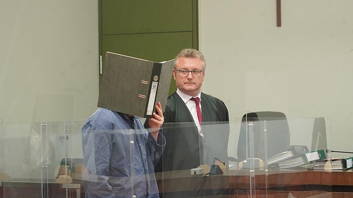Totschlag-Prozess: Der Angeklagte und sein Verteidiger Olaf Groborz.