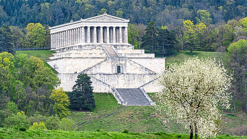 Die Walhalla bei Donaustauf: Aktuell erinnern hier 132 Büsten und 64 Gedenktafeln an bedeutende deutschsprachige Persönlichkeiten.