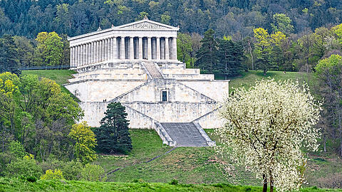 Die Walhalla bei Donaustauf: Aktuell erinnern hier 132 Büsten und 64 Gedenktafeln an bedeutende deutschsprachige Persönlichkeiten.