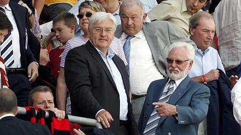 Prominenz: Vizekanzler Frank Walter Steinmeier, Ex-Landesvater Günther Beckstein & Club-Boss Michael A. Roth (v.l.).