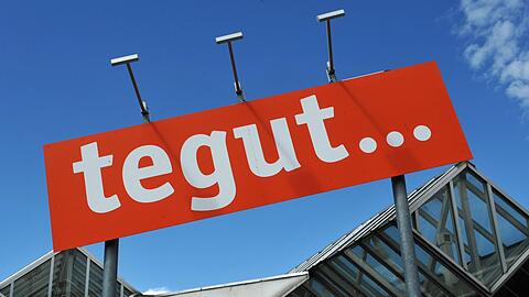 Das Tegut-Logo an einem Standort der Handelskette.