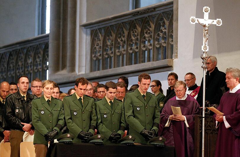 Trauernde Polizisten im Augsburger Dom.