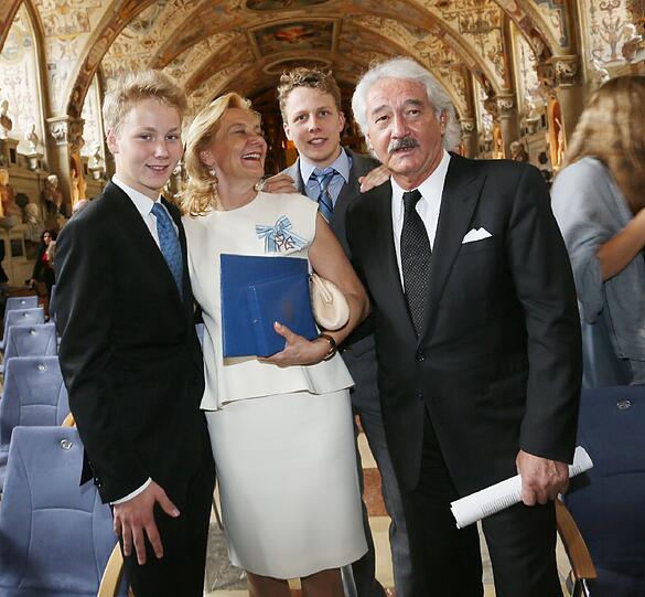 Susanne Porsche mit Lebensgefährten Xaver Schwarzenberg und ihren Söhnen Felix und Ferdinand Am Mittwoch wurde in München der Bayerischen Verdienstorden vom bayerischen Ministerpräsidenten, Horst Seehofer, an 20 Bürgerinnen und 30 Bürger verliehen.