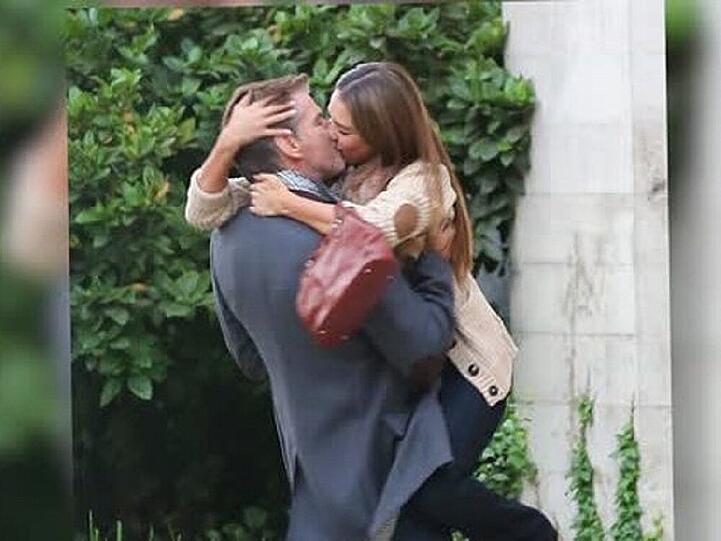 Pierce Brosnan und Jessica Alba bei ihrem Film-Kuss