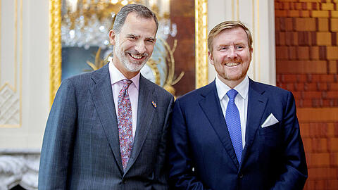 König Felipe IV. von Spanien (li.) und Willem-Alexander auf Schloss Huis ten Bosch