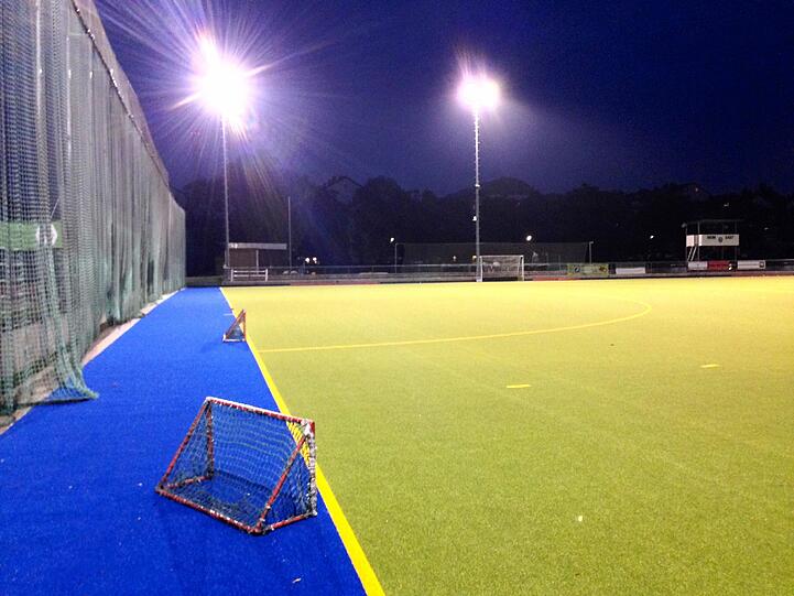 Ein ein neues Kusntrasenkleinspielfeld hat das Sportgelände bekommen. (Symbolbild)