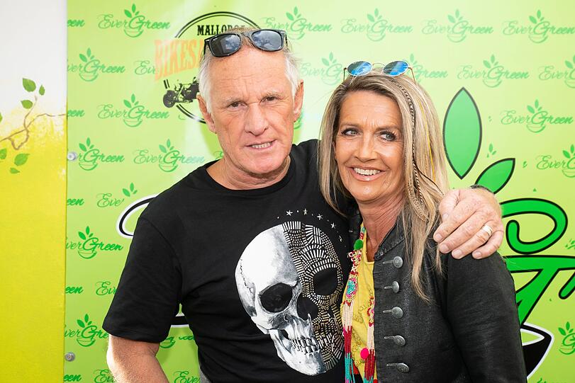 Martin Bolze und seine Frau Michaela Scherer treten als Gesangs-Duett "Die Pharos" auf. Bekannt wurde Bolze als Hypnose-Kandidat bei "Das Supertalent".