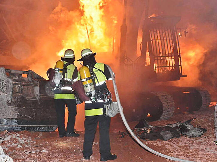Februar 2018: ein Bagger auf einer Baustelle im Schlachthofviertel steht in Flammen.