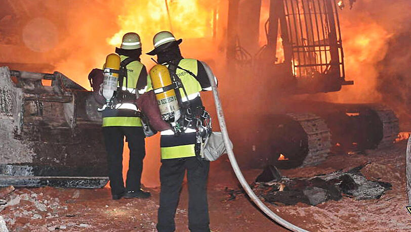 Februar 2018: ein Bagger auf einer Baustelle im Schlachthofviertel steht in Flammen. Februar 2018: ein Bagger auf einer Baustelle im Schlachthofviertel steht in Flammen.