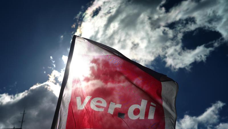 Eine Fahne von Verdi weht während einer Kundgebung.