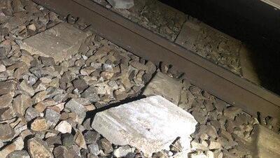 Die Betonplatte ist auf den Gleisen in Landshut nahe der Dieselstraße abgelegt worden.