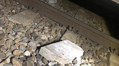 Die Betonplatte ist auf den Gleisen in Landshut nahe der Dieselstraße abgelegt worden.