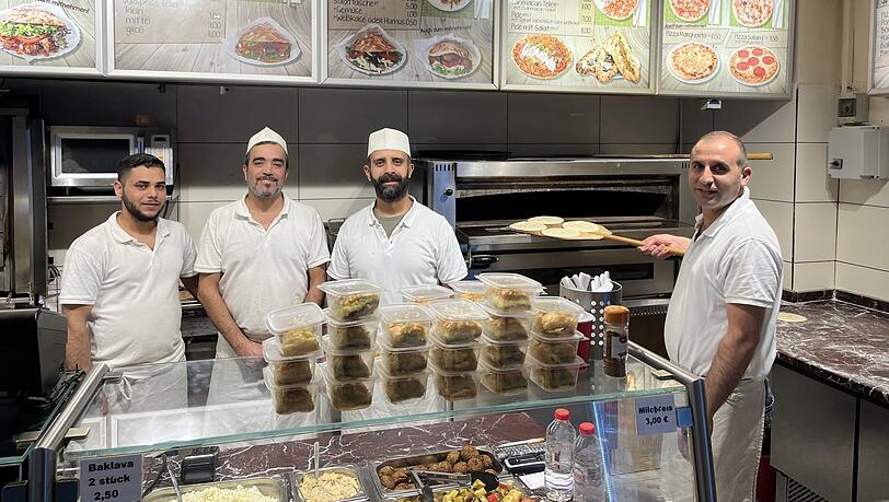 Best Döner im Westend, hinterm Tresen (v.l.) die Mitarbeiter Deniz, Ibrahim, Dizgün und Okan.