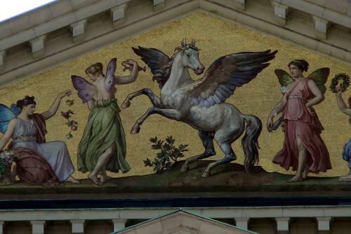 Kunstvoller Überbau: Welchen Namen trägt dieses Gebäude?