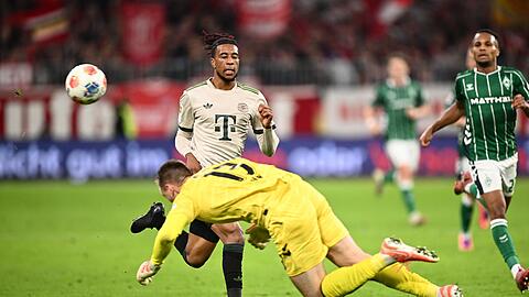 Einmal klärt Werder-Torwart Karl Hein auch weit vor seinem Tor mit dem Kopf.