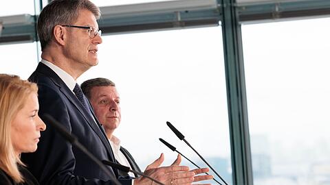 Bundesverkehrsminister Schnieder hat konkrete Ma&szlig;nahmen f&uuml;r mehr Sicherheit von Bahnbesch&auml;ftigten angek&uuml;ndigt.