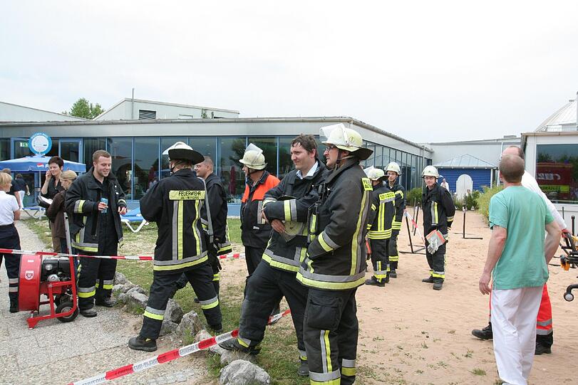 Badegäste atmen giftige Dämpfe ein &ndash; Therme evakuiert: Die Bilder vom Feuerwehr-Einsatz