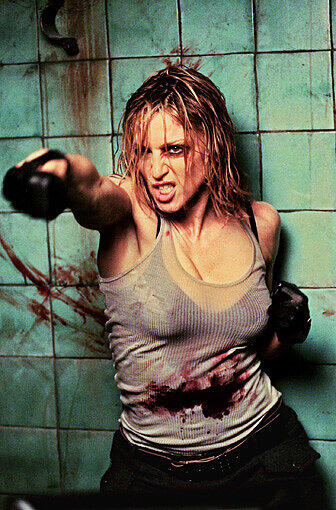 Das ist keine Werbung für den Horrorfilm "Saw", der kam erst zwei Jahre später heraus. Das Bild zeigt Madonna in ihrem umstrittenen Video-Clip zu "Die Another Day", dem Titelsong für den gleichnamigen 007-Film.