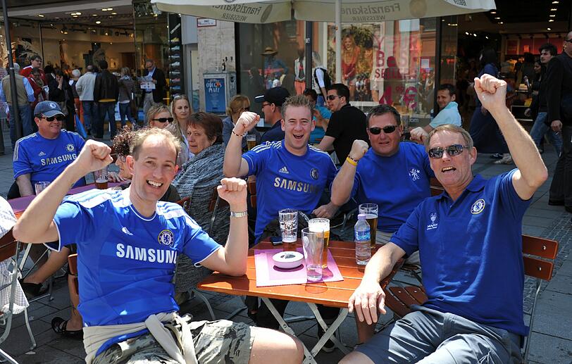 Die Engländer haben es geschafft. Sie drücken den Spielern von Chelsea die Daumen.