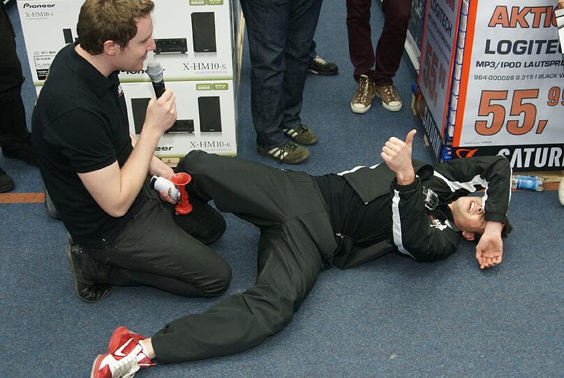 Sebastian gibt alles, um in 150 Sekunden möglichst viele technische Geräte zur Kasse zu schleppen. Die Bilder.