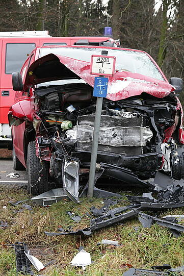 Auf der Staatsstraße 2359 krachten zwei Autos ineinander. Die Bilder vom Unfallort.