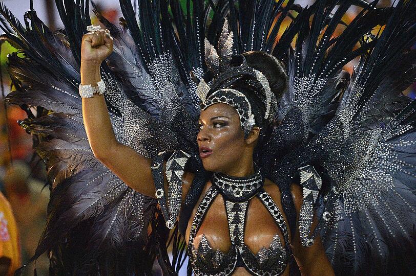 In Rio ging es in der Nacht zum Montag auf dem Straßenkarneval heiß her. Die brasilianischen Schönheiten zeigten zum Karneval-Höhepunkt viel nackte Haut und sexy Kurven.