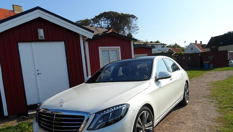 Der Mercedes S 500 Plug-in-Hybrid: Nur die Aufschrift am Heck und die zusätzliche Klappe in der hinteren Stoßstange weisen auf die zusätzliche Kraftquelle in Form eines dicken Akkus im Kofferraum hin. Der Mercedes S 500 Plug-in-Hybrid: Nur die Aufschrift am Heck und die zusätzliche Klappe in der hinteren Stoßstange weisen auf die zusätzliche Kraftquelle in Form eines dicken Akkus im Kofferraum hin.