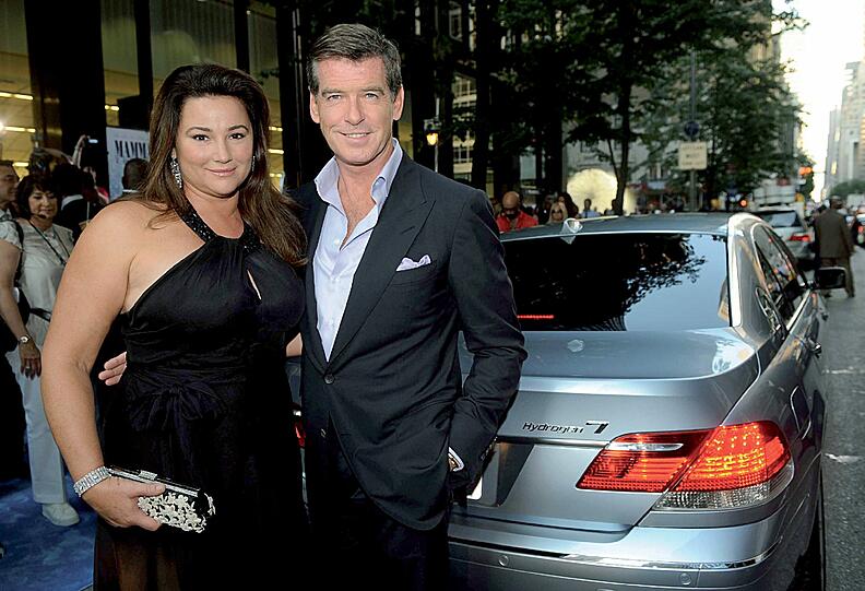 Pierce Brosnan, James Bond a.D., galt lange Zeit als heißester Mann Hollywoods. Seine kurvige Frau Keely Shaye Smith scheint auf den ersten Blick so gar nicht zu dem smarten Iren zu passen. Doch das war nicht immer so: Als die beiden sich 1994 bei einem Interview kennenlernten, war Smith viel dünner. Doch Gerüchten zufolge soll Brosnan ein großer Fan von Kurven sein...