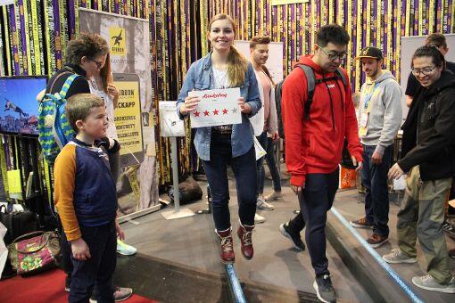 Eine gute Mischung aus Sport und Spaß - allerdings nur für eine Person. Weil sich AZ-Redakteurin auf der Slackline ein wenig einsam fühlt, gibt's einen Stern Abzug in der Gesamtbewertung.