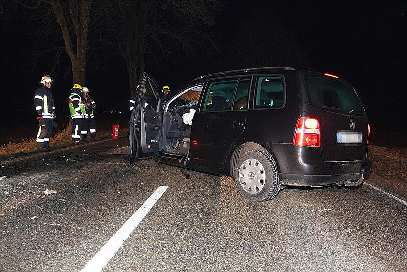 Nahezu ungebremst kracht der VW einer 63-Jährigen in das Baustellenfahrzeug.