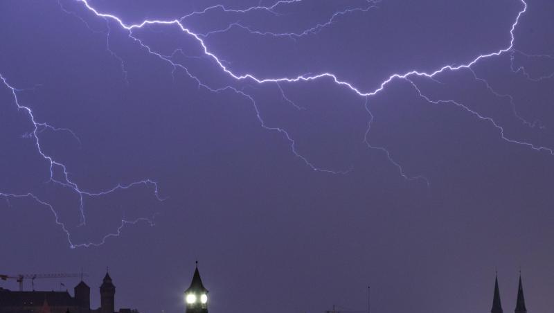 Blitze entladen sich während eines Gewitters am Himmel. Foto: Daniel Karmann/dpa/Archivbild Blitze entladen sich während eines Gewitters am Himmel. Foto: Daniel Karmann/dpa/Archivbild
