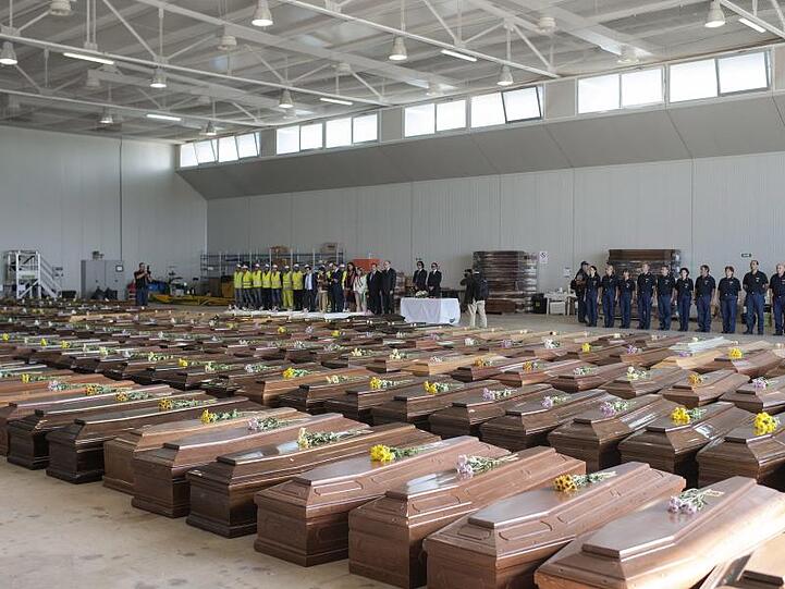 Die Katastrophe im Jahr 2013: Särge der Opfer eines Schiffsunglücks vor der italienischen Insel Lampedusa stehen aufgereiht in einem Flughafenhangar.