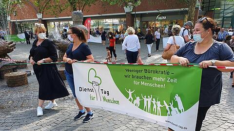 Pflegekräfte und Klinikpersonal fordern "mehr Zeit für Menschen" und bessere Rahmenbedingungen für ihre Profession.