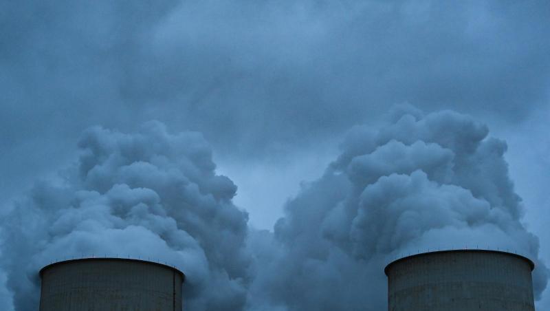 Wasserdampf steigt aus den Kühltürmen eines Braunkohlekraftwerks. Die UN-Klimakonferenz hat die Staaten der Welt erstmals dazu aufgefordert, den Ausstieg aus der Kohle einzuleiten.