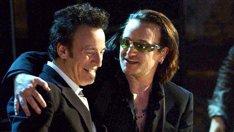Bruce Springsteen und Bono bei einem Konzert im Jahr 2005.