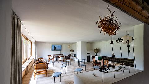 Das Wohnzimmer im ehemaligen Wohnhaus des Bildhauers Fritz Koenig