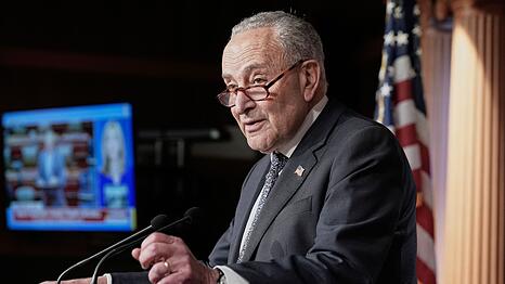 Die Demokraten - im Senat angeführt von Chuck Schumer - kritisieren die Einschnitte bei Gesundheitsleistungen.