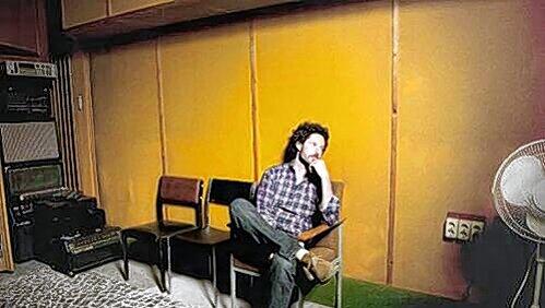 „Ich bin Realist und Träumer“, sagt der Sänger und Songwriter Max Herre über sich selbst – und weist jeden Kitsch von sich. „Ich bin Realist und Träumer“, sagt der Sänger und Songwriter Max Herre über sich selbst – und weist jeden Kitsch von sich.