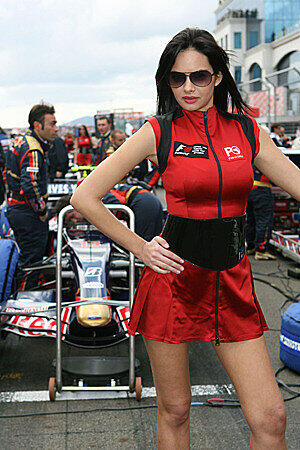 Grid Girl oder Bond Girl - Ob Null-Null-Sieben widerstehen könnte?