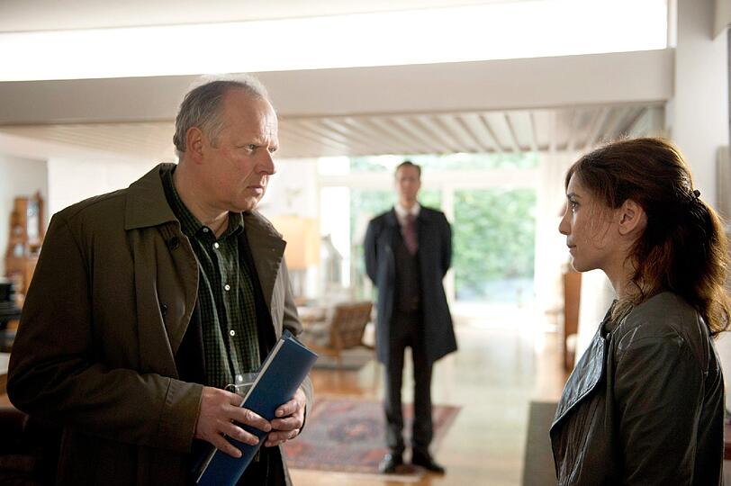 Im neuen &bdquo;Tatort&ldquo; aus Kiel, &bdquo;Borowski und der freie Fall&ldquo; (14.
Oktober, 20.15 Uhr, ARD), lässt sich der kauzige Kommissar aber dann
doch von Brandts Ermittlungseifer anstecken und geht neuen Hinweisen
auf einen möglichen Mord an Barschel nach.