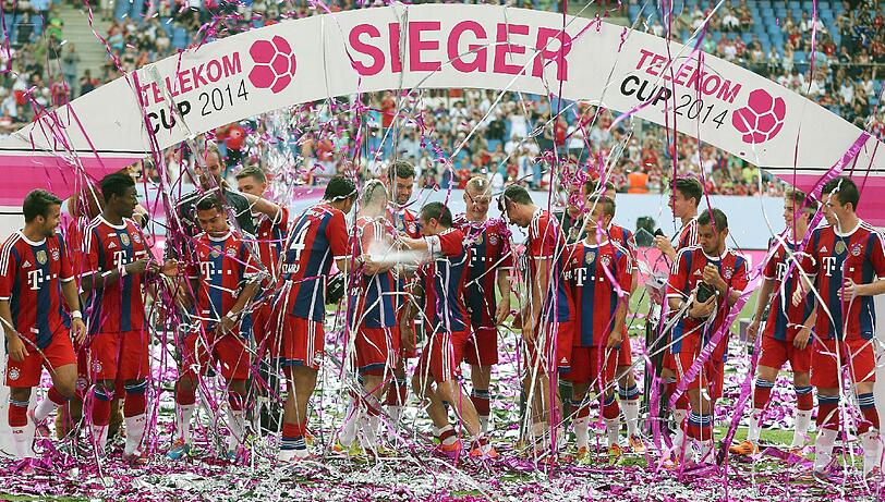 Eine Dusche aus Konfetti und Papierschlangen für die Spieler des FCB.