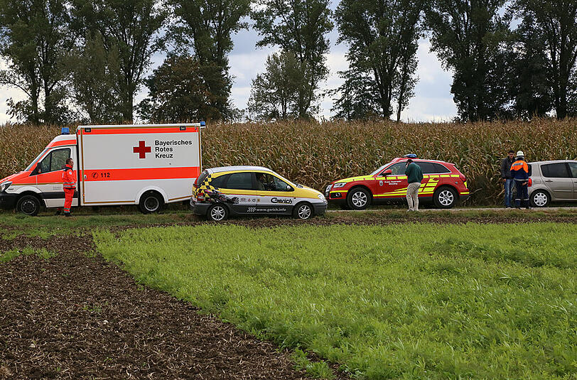 Ein einmotoriges Sportflugzeug landete nahe dem Flugplatz Mößling in einem Maisfeld: die Bilder von der Unfallstelle.