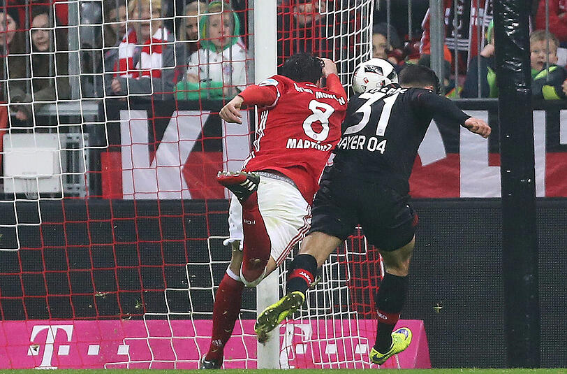 Glück für die Bayern! Das Handspiel von Javi Martinez sieht der Schiri nicht.