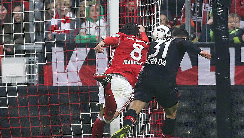 Glück für die Bayern! Das Handspiel von Javi Martinez sieht der Schiri nicht. Glück für die Bayern! Das Handspiel von Javi Martinez sieht der Schiri nicht.
