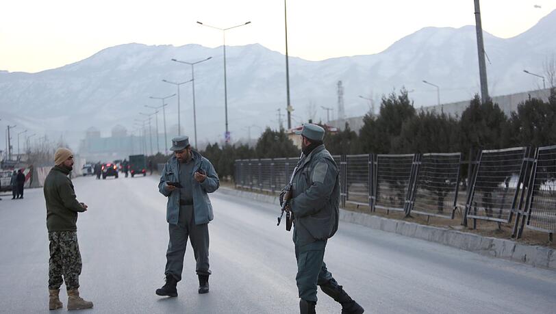 Mitglieder der afghanischen Sicherheitskräfte stehen am Dienstag nahe des Ortes zweier Explosionen in Kabul. Mitglieder der afghanischen Sicherheitskräfte stehen am Dienstag nahe des Ortes zweier Explosionen in Kabul.